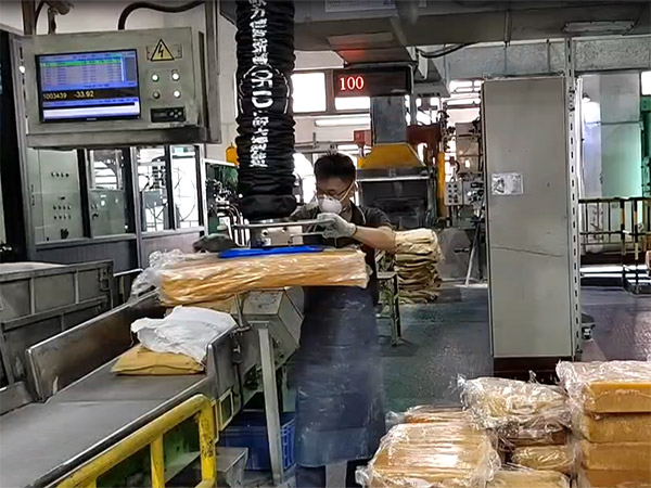 真空管吸吊機-橡膠塊搬運