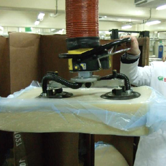 真空管吸吊機(jī)-橡膠塊搬運(yùn)