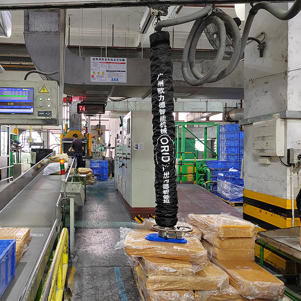 真空管吸吊機(jī)-橡膠塊搬運(yùn)